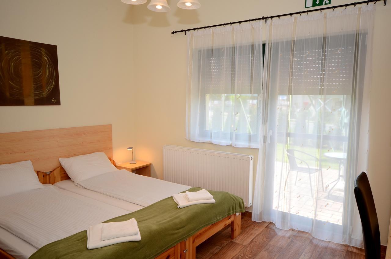 Bed and Breakfast Szarszo Panzio à Balatonszarszo Extérieur photo