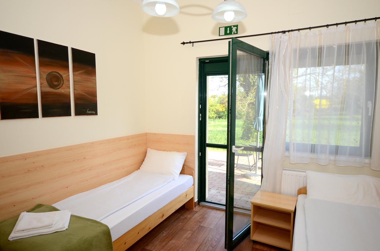 Bed and Breakfast Szarszo Panzio à Balatonszarszo Extérieur photo
