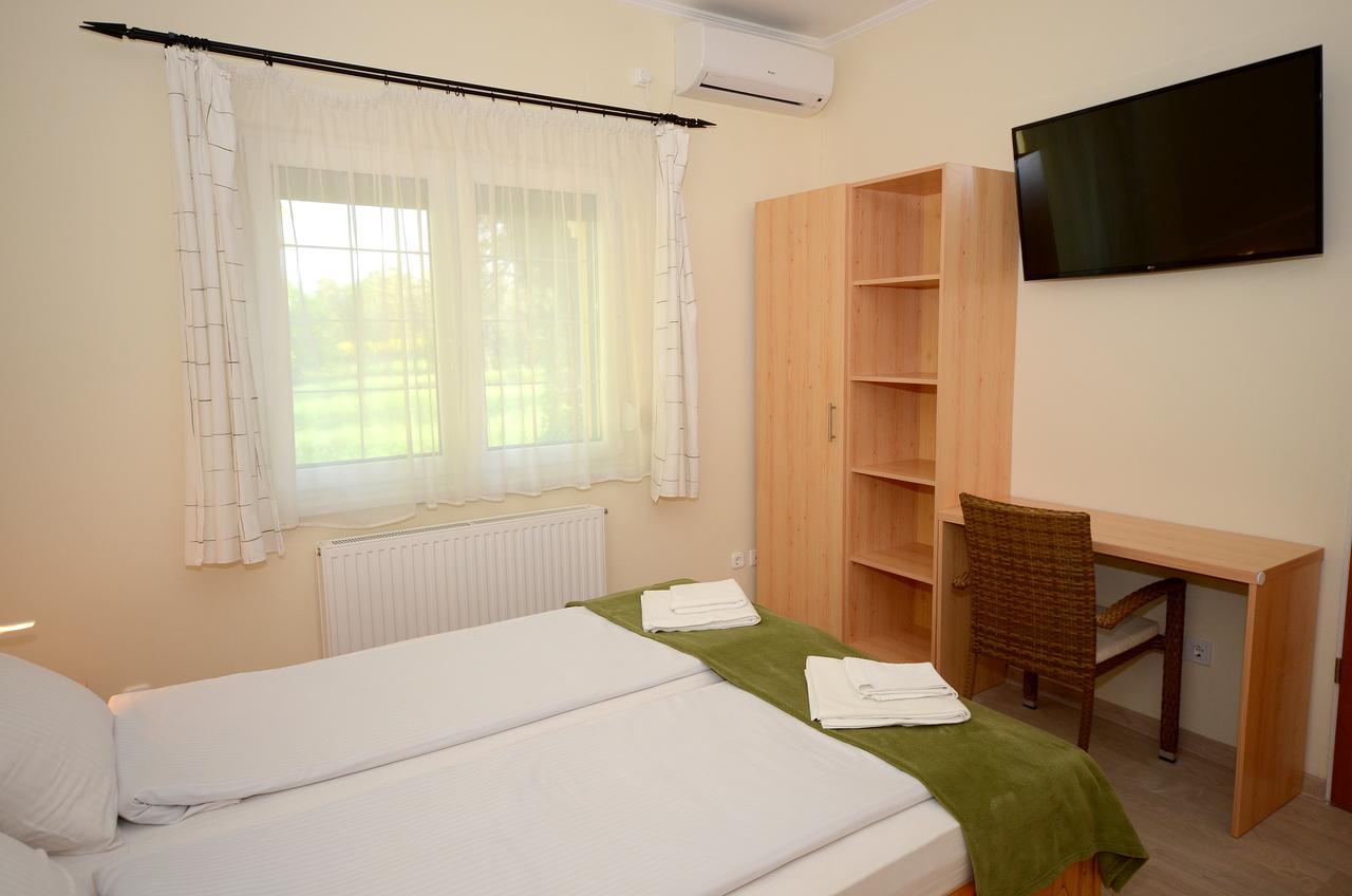 Bed and Breakfast Szarszo Panzio à Balatonszarszo Extérieur photo