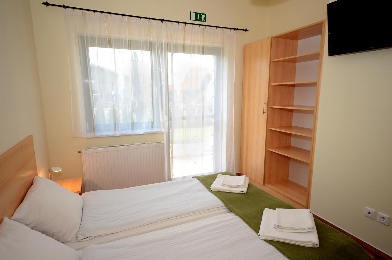 Bed and Breakfast Szarszo Panzio à Balatonszarszo Extérieur photo