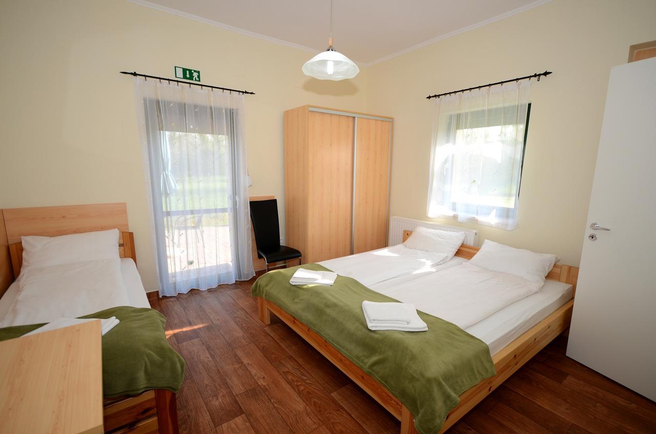 Bed and Breakfast Szarszo Panzio à Balatonszarszo Extérieur photo
