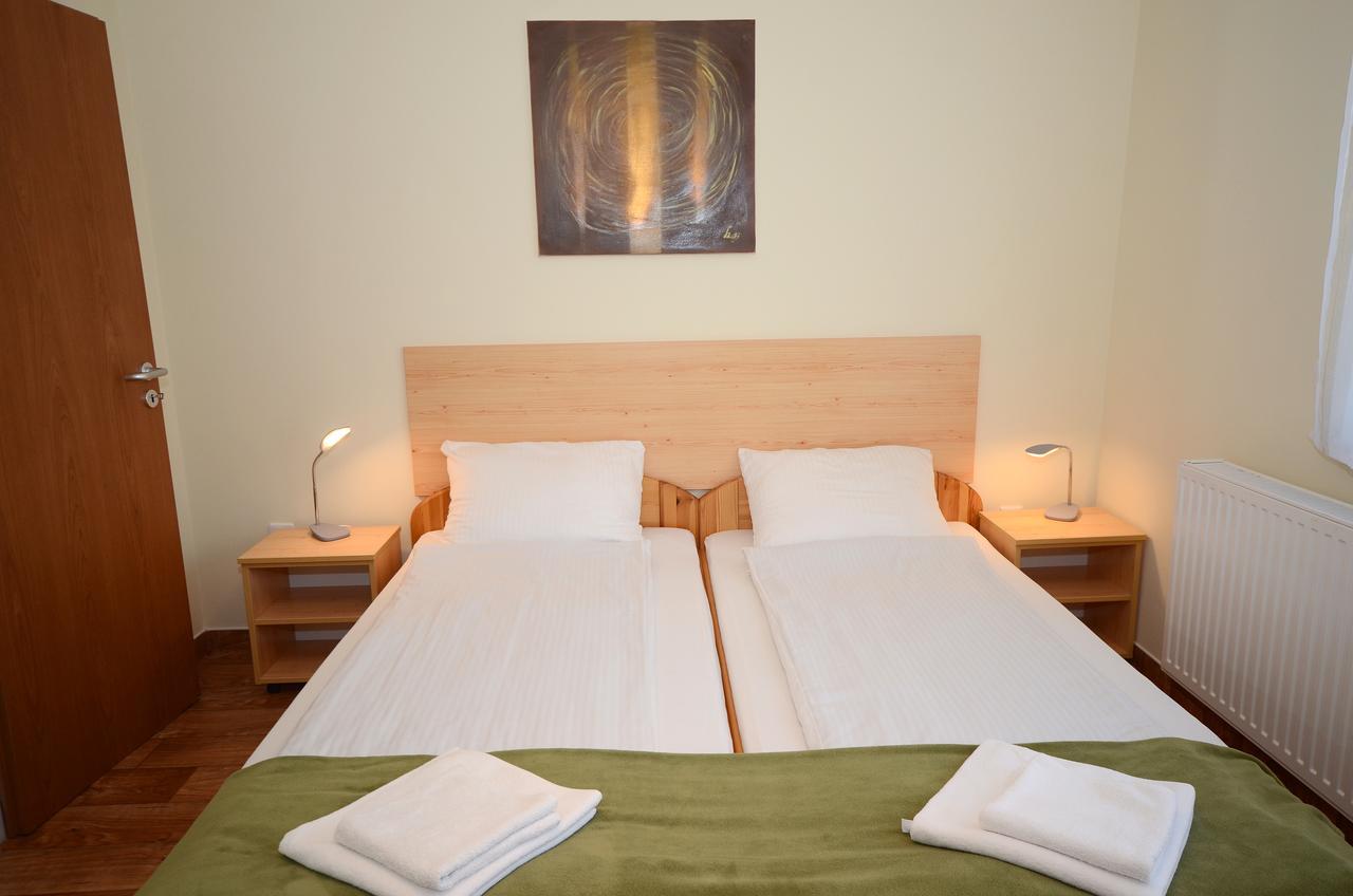 Bed and Breakfast Szarszo Panzio à Balatonszarszo Extérieur photo