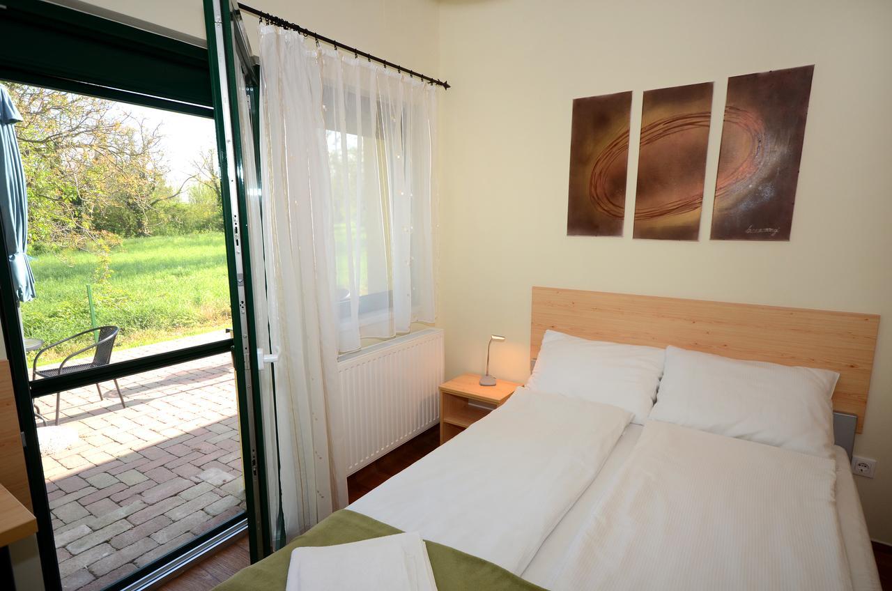 Bed and Breakfast Szarszo Panzio à Balatonszarszo Extérieur photo