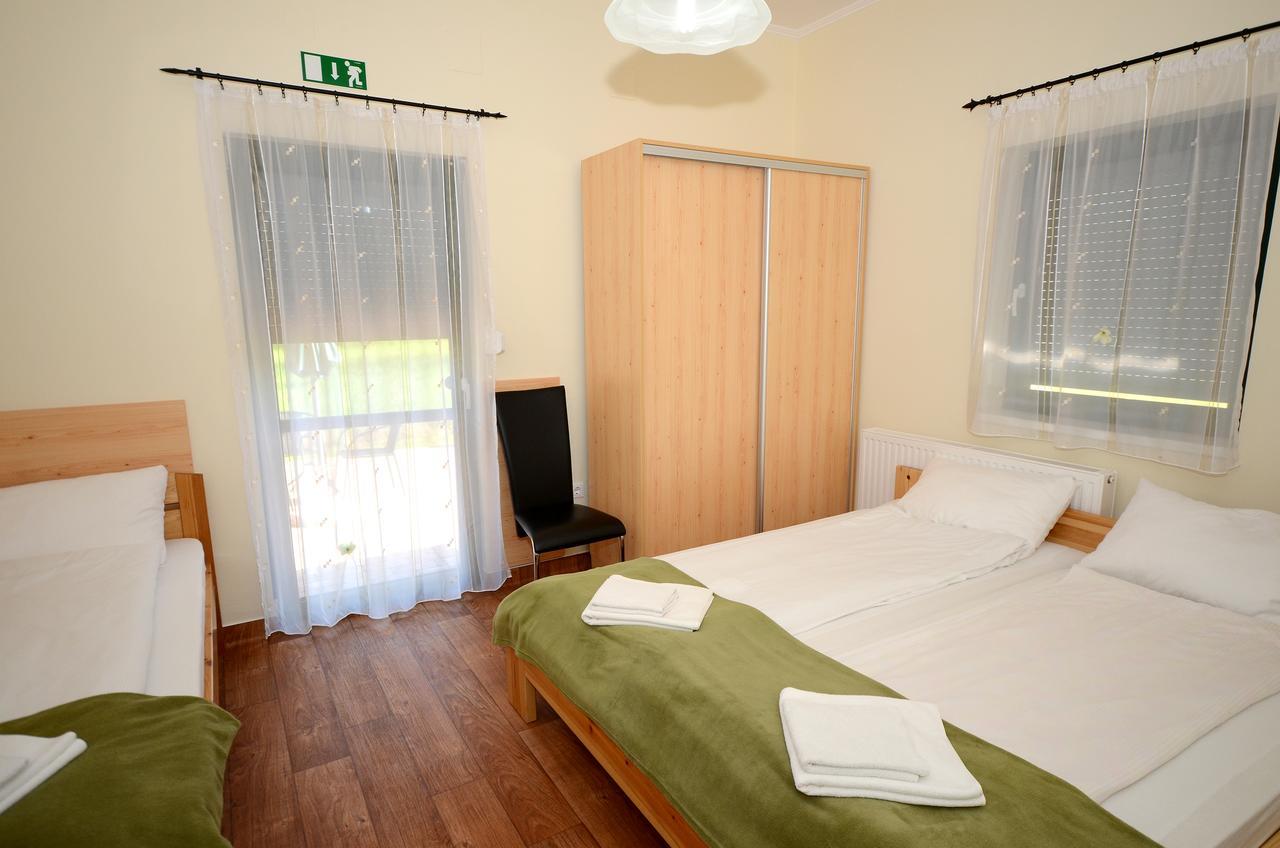 Bed and Breakfast Szarszo Panzio à Balatonszarszo Extérieur photo